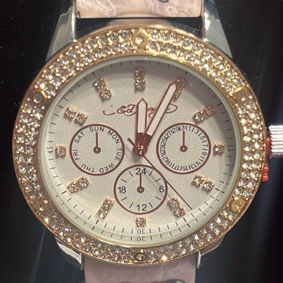 Ed Hardy Kills NWT Pink Silicone Skull Band Gold Tone Rhinestone Adorned Watch - Picture 7 of 7